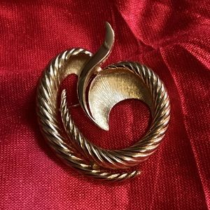 Vintage Crown Trifari Gold Tone Apple Brooch